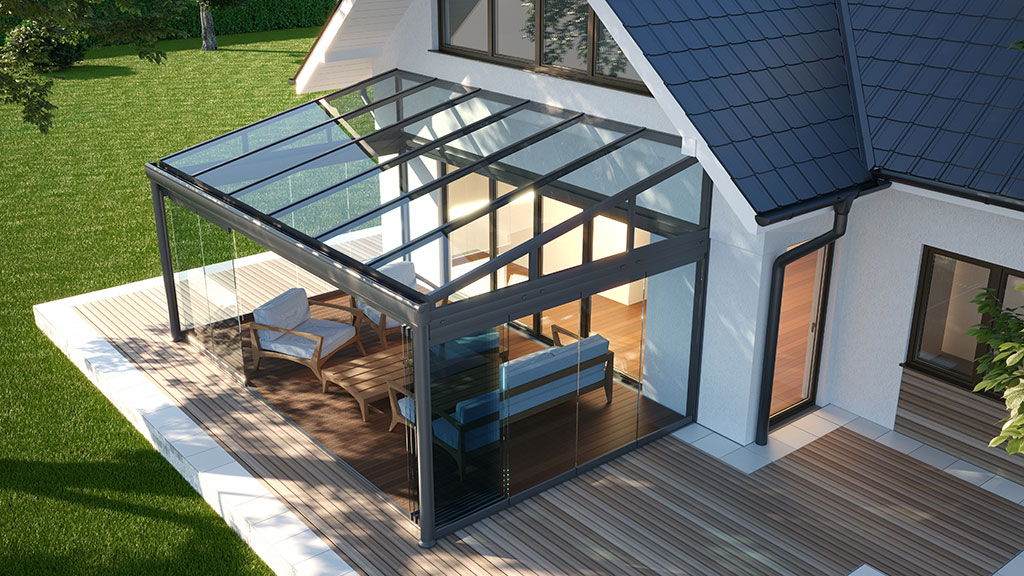 Moderner Wintergarten mit Glasüberdachung an einem Einfamilienhaus und angrenzender Holzterrasse.